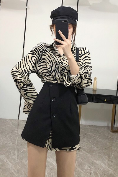 Ženski komplet životinjskog uzorka s klasičnim ovratnikom