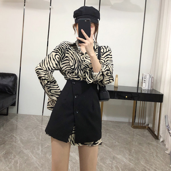 Ženski komplet životinjskog uzorka s klasičnim ovratnikom