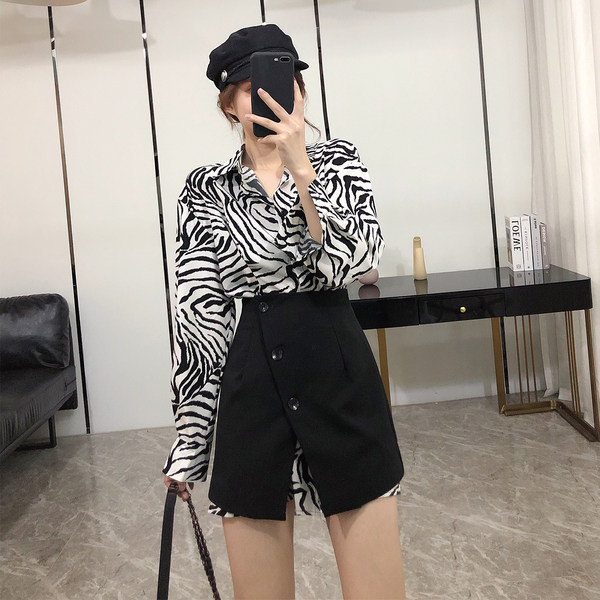 Ženski komplet životinjskog uzorka s klasičnim ovratnikom