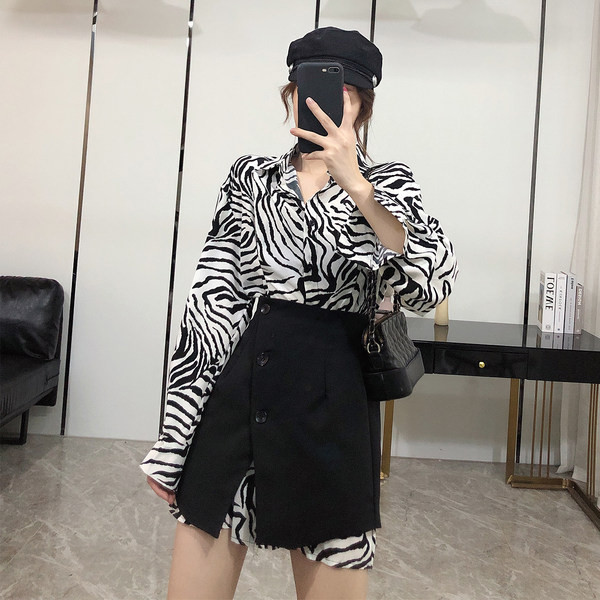 Ženski komplet životinjskog uzorka s klasičnim ovratnikom