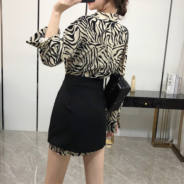 Ženski komplet životinjskog uzorka s klasičnim ovratnikom