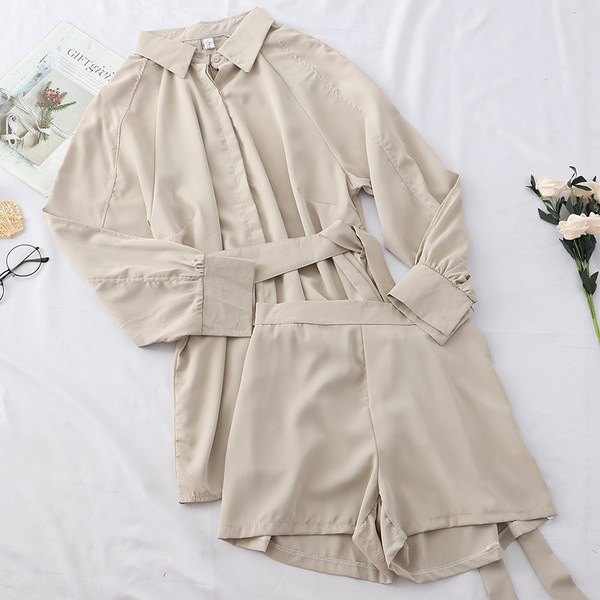 Γυναικείο σετ σορτς και πουκάμισο με ζώνη στη μέση