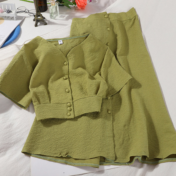 Ανοιξιάτικο γυναικείο σετ -  μπλούζα και φούστα