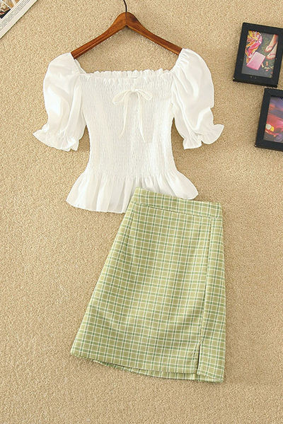 Aktualan ženski komplet - kratka suknja i bluza