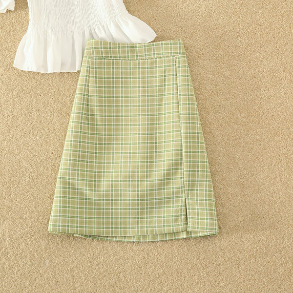 Aktualan ženski komplet - kratka suknja i bluza