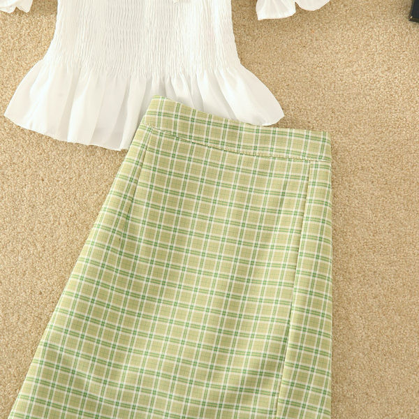 Aktualan ženski komplet - kratka suknja i bluza