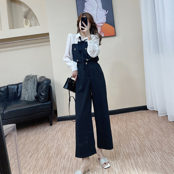 Γυναικείο σετ από δύο μέρη με κουμπιά - φαρδύ μοντέλο