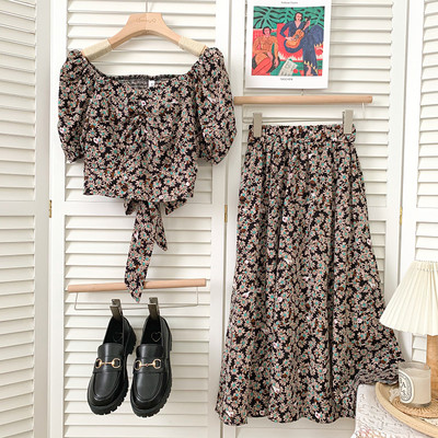 Novi model ljetnog kompleta sa cvjetnim uzorkom - bluza i suknja