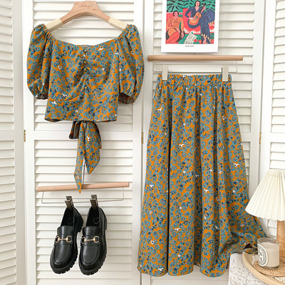 Novi model ljetnog kompleta sa cvjetnim uzorkom - bluza i suknja