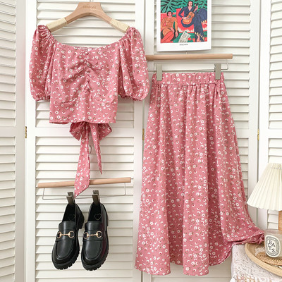 Novi model ljetnog kompleta sa cvjetnim uzorkom - bluza i suknja