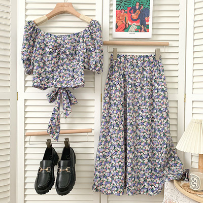 Novi model ljetnog kompleta sa cvjetnim uzorkom - bluza i suknja