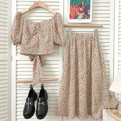 Novi model ljetnog kompleta sa cvjetnim uzorkom - bluza i suknja