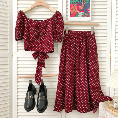 Novi model ljetnog kompleta sa cvjetnim uzorkom - bluza i suknja