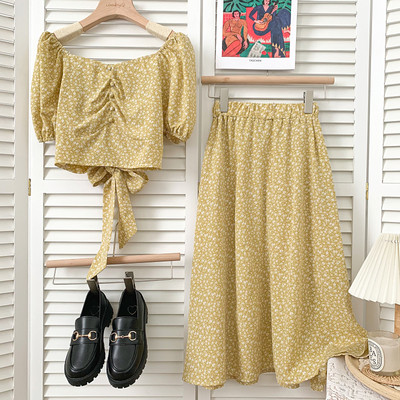 Novi model ljetnog kompleta sa cvjetnim uzorkom - bluza i suknja