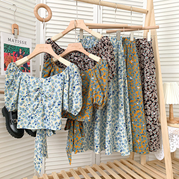 Novi model ljetnog kompleta sa cvjetnim uzorkom - bluza i suknja