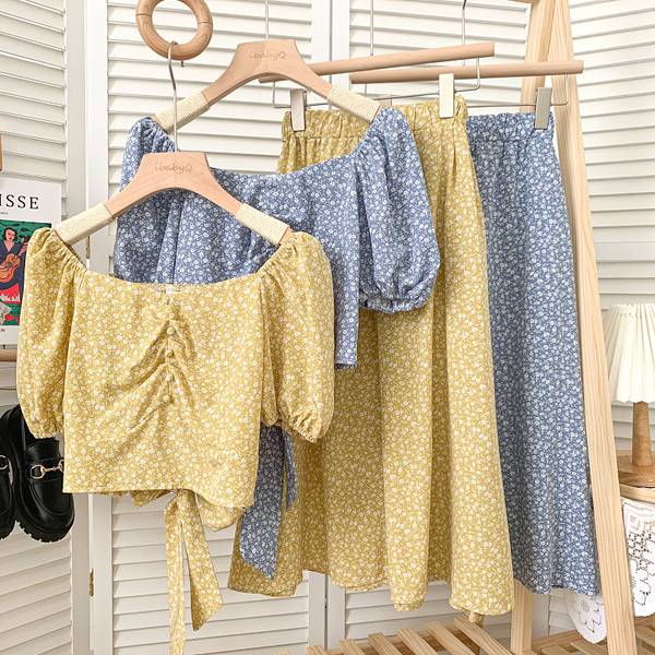 Novi model ljetnog kompleta sa cvjetnim uzorkom - bluza i suknja