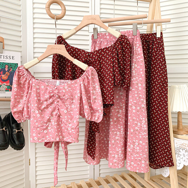 Novi model ljetnog kompleta sa cvjetnim uzorkom - bluza i suknja