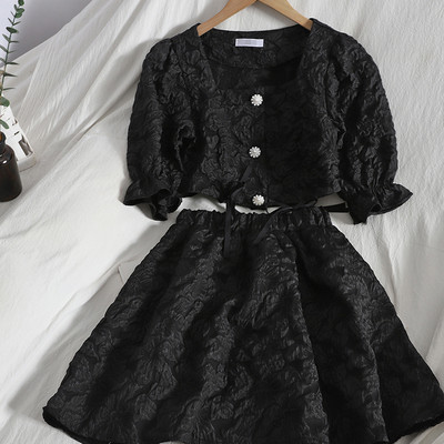 Γυναικείο σετ από δύο μέρη - τοπ με τετράγωνο ντεκολτέ και φούστα