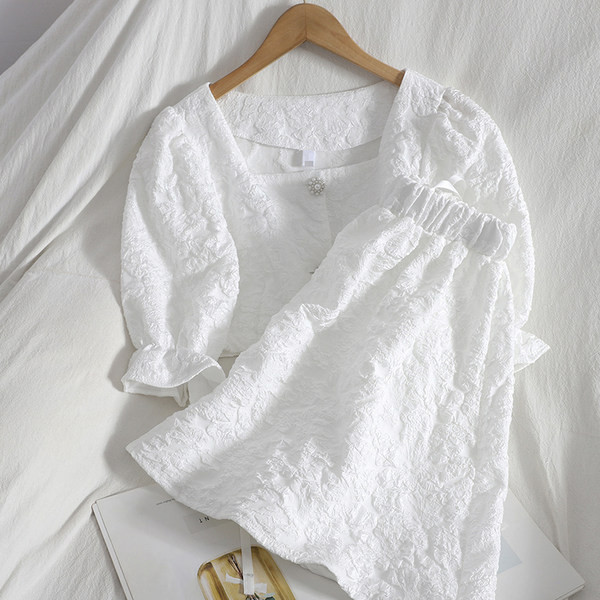 Γυναικείο σετ από δύο μέρη - τοπ με τετράγωνο ντεκολτέ και φούστα