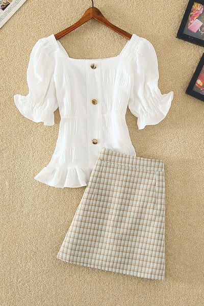 Μοντέρνα γυναικεία μπλούζα και κοντή φούστα