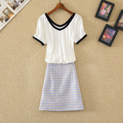 Ženski komplet u retro stilu koji se sastoji od dva dijela - suknje i majice