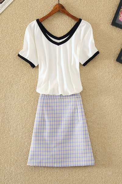 Ženski komplet u retro stilu koji se sastoji od dva dijela - suknje i majice