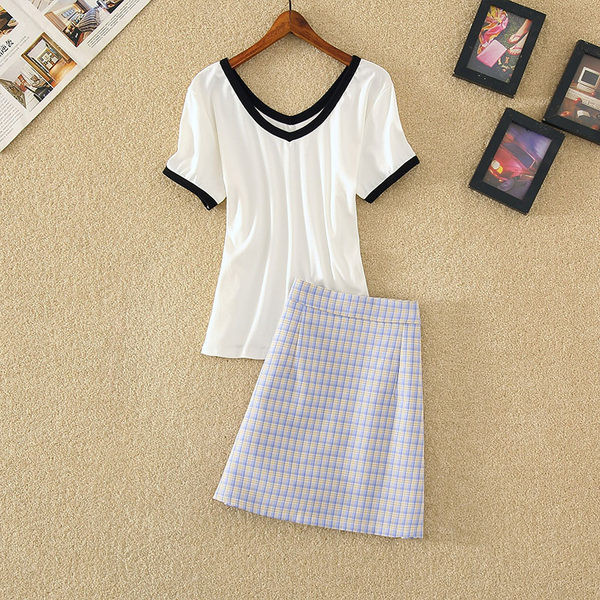 Ženski komplet u retro stilu koji se sastoji od dva dijela - suknje i majice