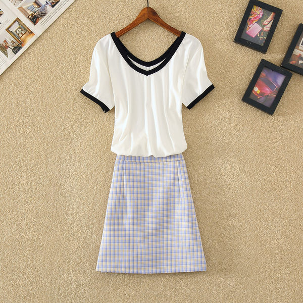 Ženski komplet u retro stilu koji se sastoji od dva dijela - suknje i majice