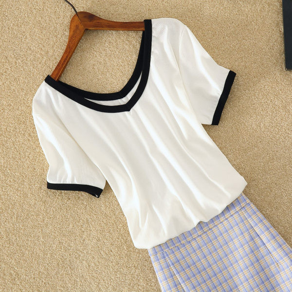 Ženski komplet u retro stilu koji se sastoji od dva dijela - suknje i majice