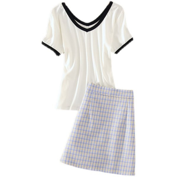 Ženski komplet u retro stilu koji se sastoji od dva dijela - suknje i majice