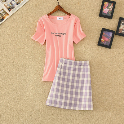 Aktualan ženski komplet karirana suknja i majica