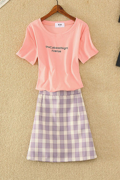 Aktualan ženski komplet karirana suknja i majica