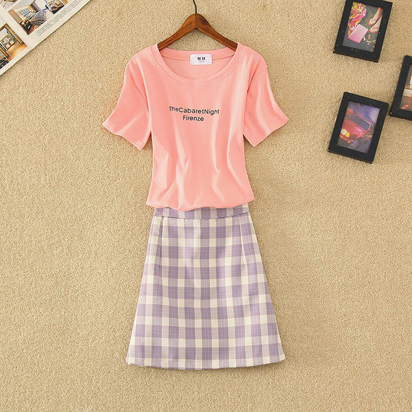 Aktualan ženski komplet karirana suknja i majica