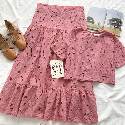 Ženski komplet s vezom - kratka bluza i suknja