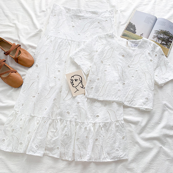 Ženski komplet s vezom - kratka bluza i suknja