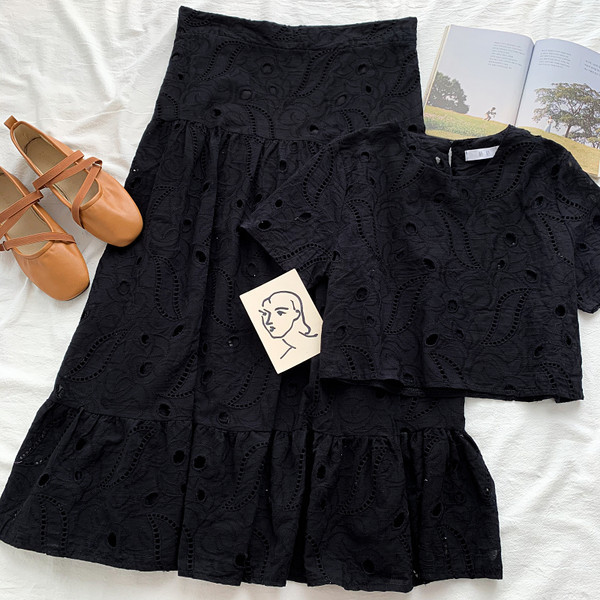 Ženski komplet s vezom - kratka bluza i suknja