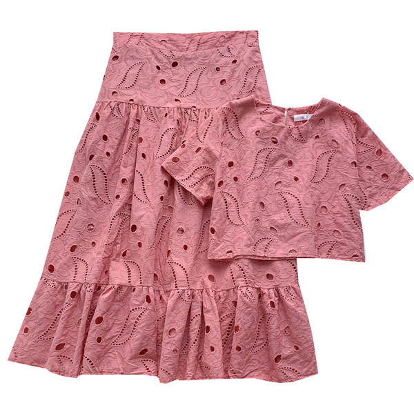 Ženski komplet s vezom - kratka bluza i suknja