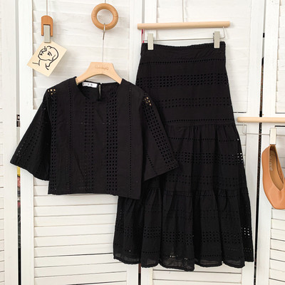 Novi model ljetnog kompleta kratke bluze sa izrezanom suknjom