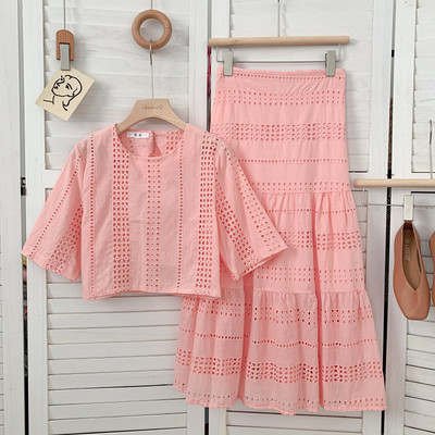 Novi model ljetnog kompleta kratke bluze sa izrezanom suknjom