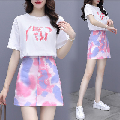 Moderan ženski komplet sa šarenim uzorkom iz dva dijela