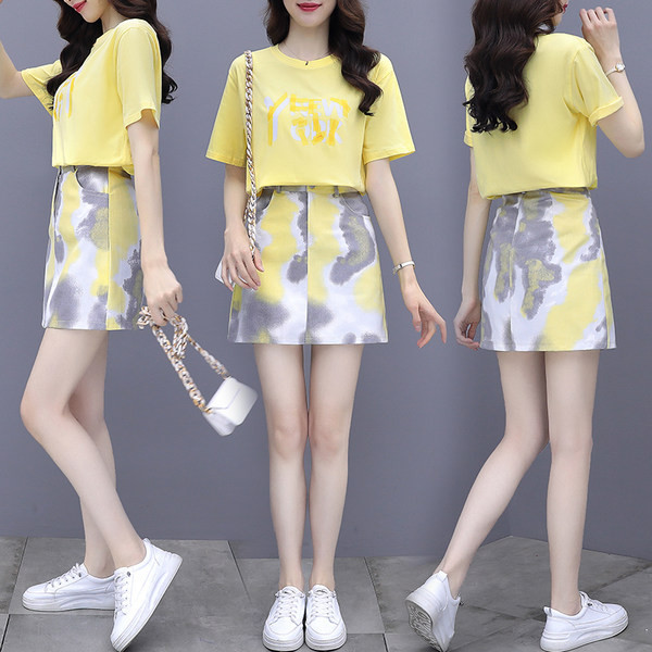 Moderan ženski komplet sa šarenim uzorkom iz dva dijela