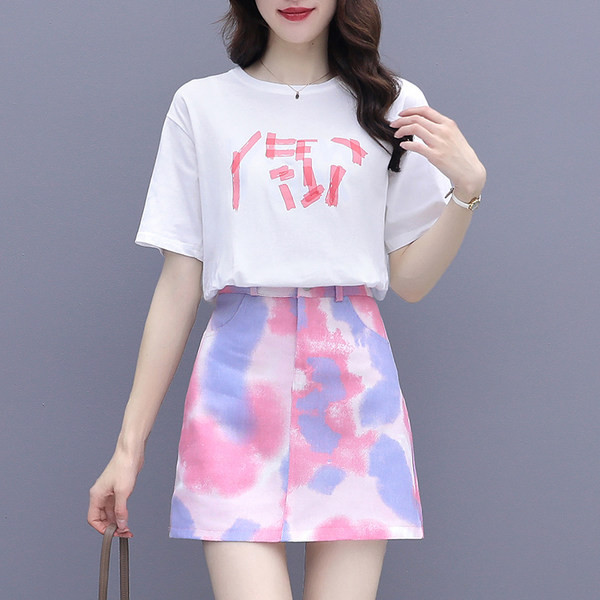 Moderan ženski komplet sa šarenim uzorkom iz dva dijela