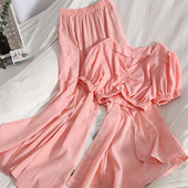 Sieviešu pavasara komplekts no īsas blūzes un biksēm