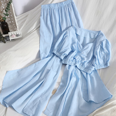 Sieviešu pavasara komplekts no īsas blūzes un biksēm