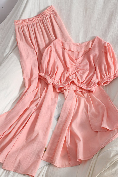 Sieviešu pavasara komplekts no īsas blūzes un biksēm