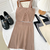 Novi model ljetnog kompleta od tankog pletiva - majica bez rukava i suknja