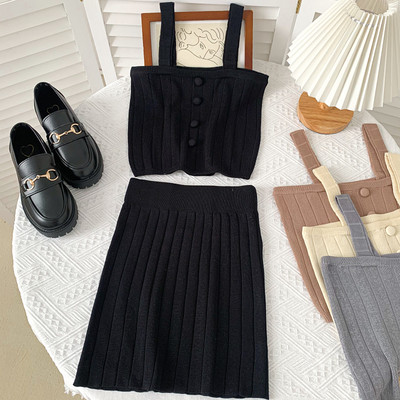 Novi model ljetnog kompleta od tankog pletiva - majica bez rukava i suknja