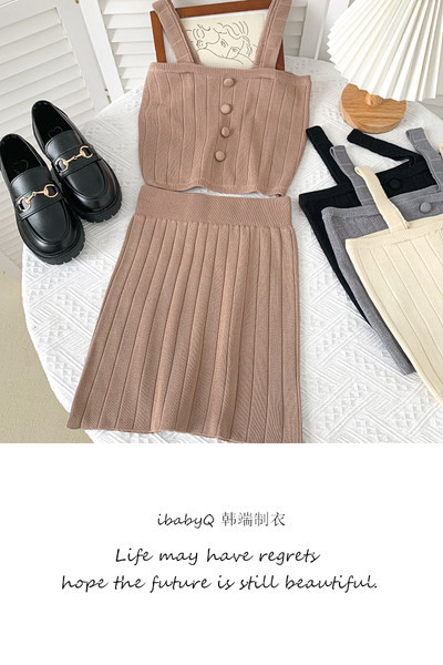 Novi model ljetnog kompleta od tankog pletiva - majica bez rukava i suknja