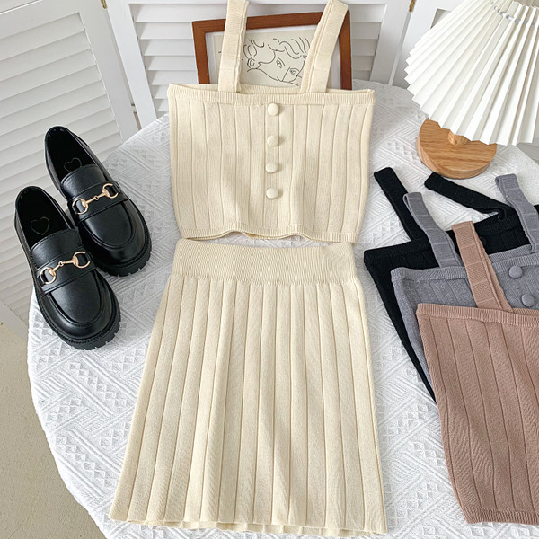 Novi model ljetnog kompleta od tankog pletiva - majica bez rukava i suknja