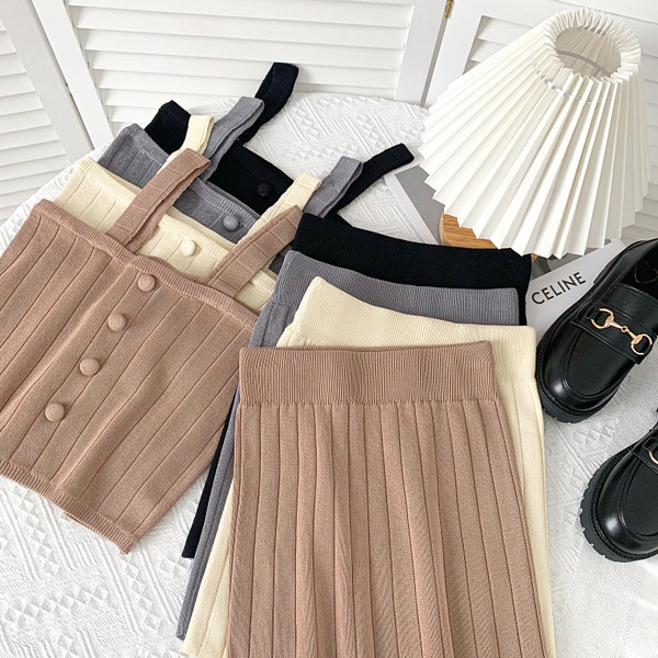 Novi model ljetnog kompleta od tankog pletiva - majica bez rukava i suknja